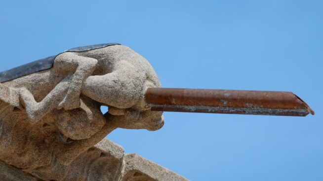 Polémica tras colocar tubos metálicos en las gárgolas del hotel más antiguo de España