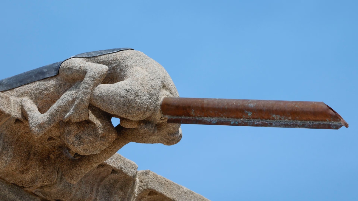 Polémica tras colocar tubos metálicos en las gárgolas del hotel más antiguo de España