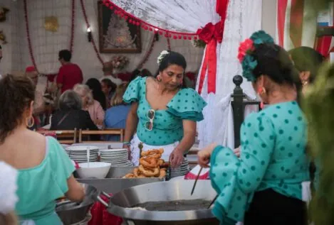 Ni rebujito ni jamón ibérico: por qué el buñuelo es el verdadero rey de la Feria de Sevilla