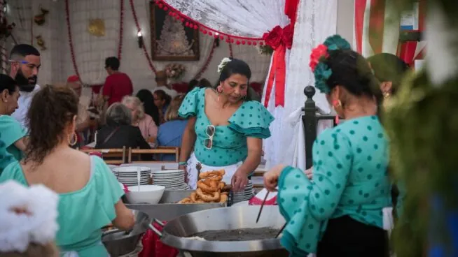 Ni rebujito ni jamón ibérico: por qué el buñuelo es el verdadero rey de la Feria de Sevilla
