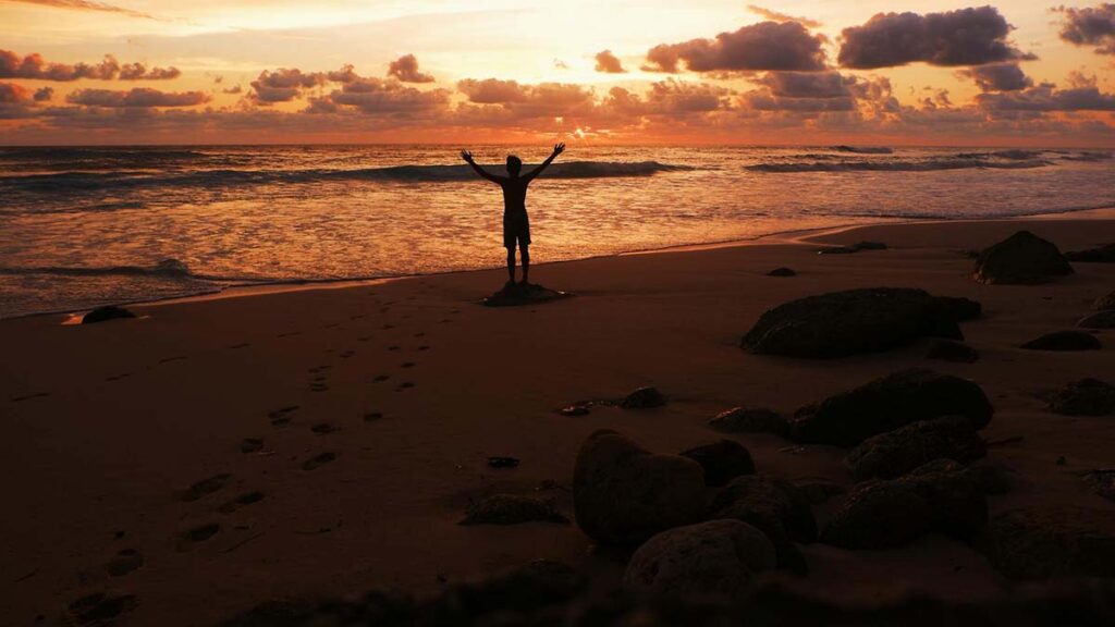 hombre-contento-felicidad-playa-emerson