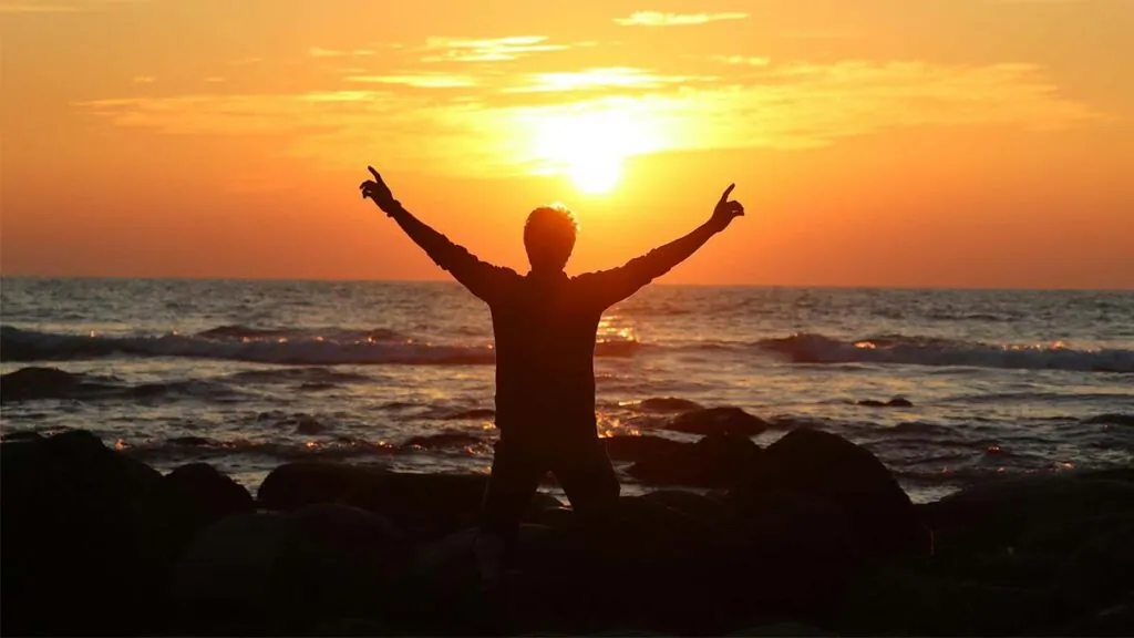 hombre-daniel-gilbert-felicidad-amanecer