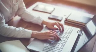 Las tecnológicas despiden en masa a miles de empleados para pagar la IA que los sustituirá  