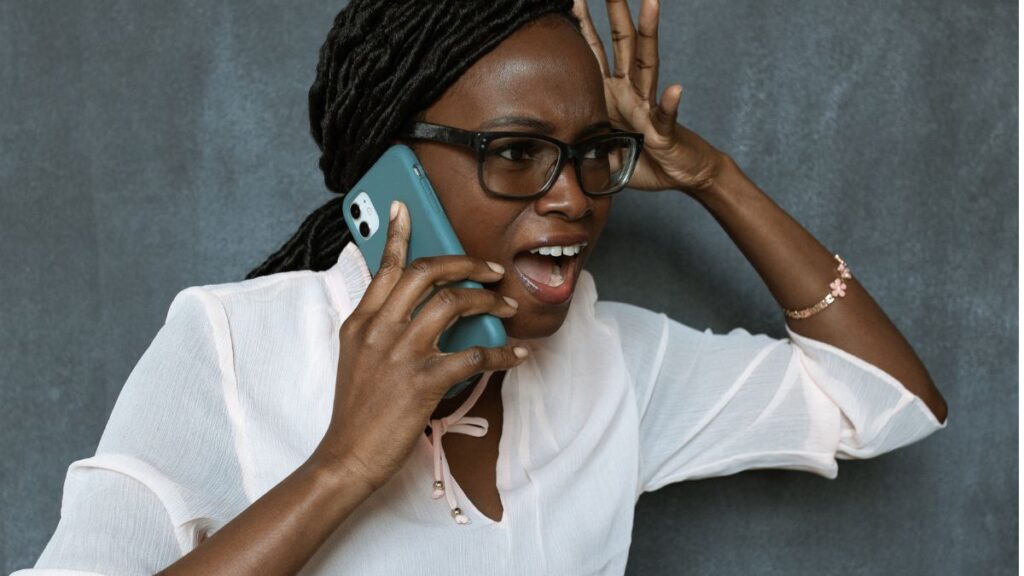 Mujer sorprendida ante una noticia inesperada 