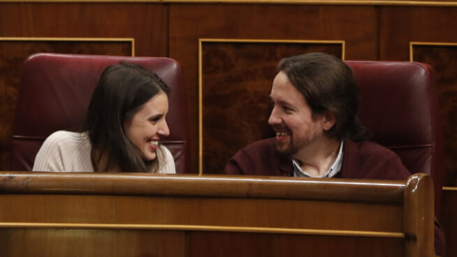 El despacho de Pablo Iglesias e Irene Montero en su casa de Galapagar: una estantería repleta de libros y mucha luz