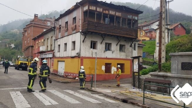 Hallan un cadáver en un incendio de una casa deshabilitada en Aller (Asturias)