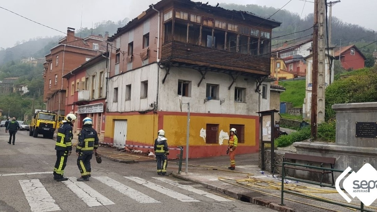 Hallan un cadáver en un incendio de una casa deshabitada en Aller (Asturias)
