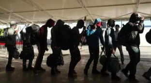 Chile inicia las deportaciones masivas de inmigrantes irregulares con vuelos militares