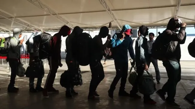 Chile inicia las deportaciones masivas de inmigrantes irregulares con vuelos militares