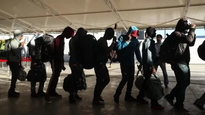 Chile inicia las deportaciones masivas de inmigrantes irregulares con vuelos militares