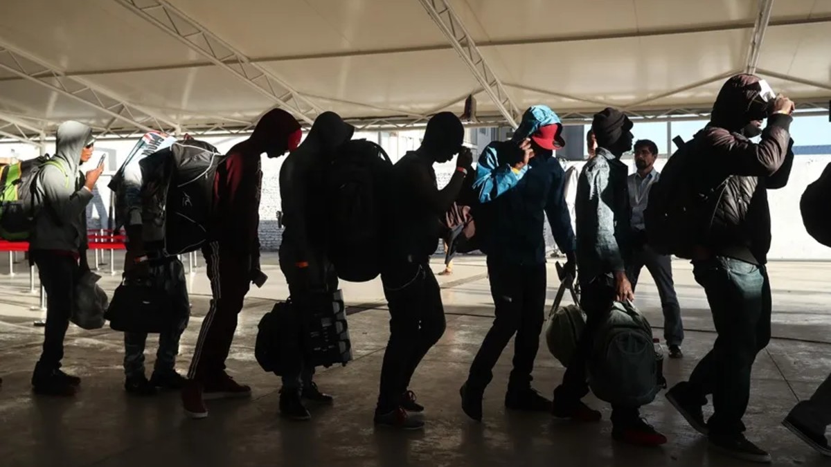 Chile inicia las deportaciones masivas de inmigrantes irregulares con vuelos militares