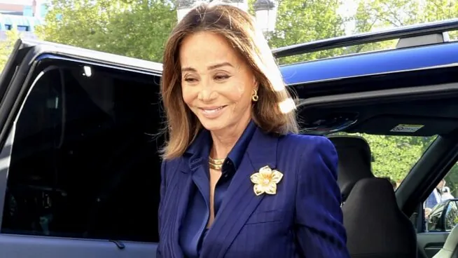 Isabel Preysler reaparece y habla (bien) de Vargas Llosa en el momento más controvertido