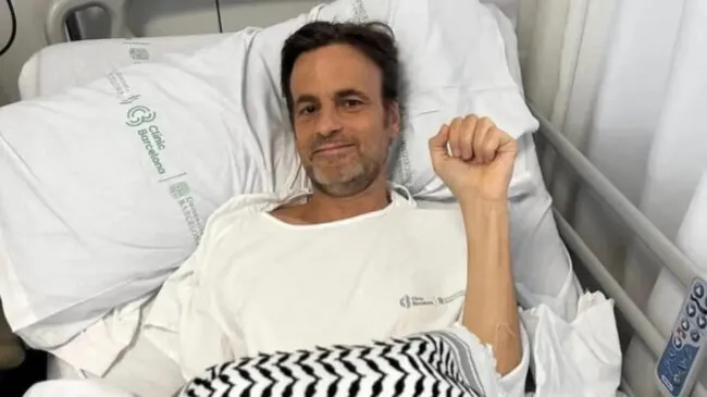 El eurodiputado Jaume Asens recibe el alta tras serle trasplantado un riñón de su madre