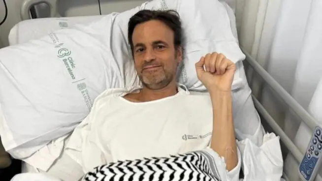 El eurodiputado Jaume Asens recibe el alta tras serle trasplantado un riñón de su madre