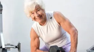 Joan MacDonald, la influencer fitness de 80 años: «El entrenamiento de fuerza no te quiebra. Es necesario para tus articulaciones, equilibrio y para mantenerte firme»