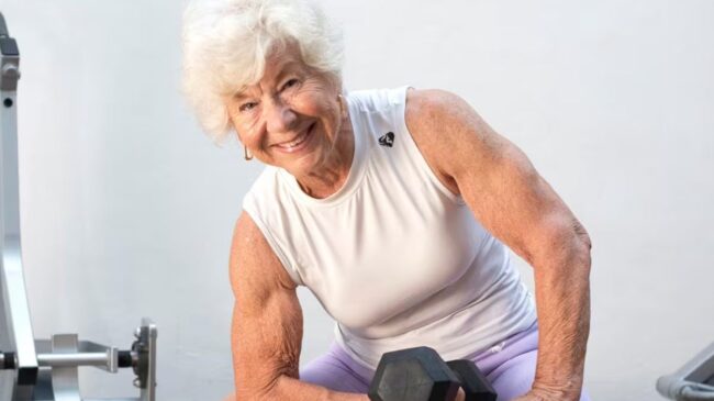 Joan MacDonald, la influencer fitness de 80 años: «El entrenamiento de fuerza no te quiebra. Es necesario para tus articulaciones, equilibrio y para mantenerte firme»