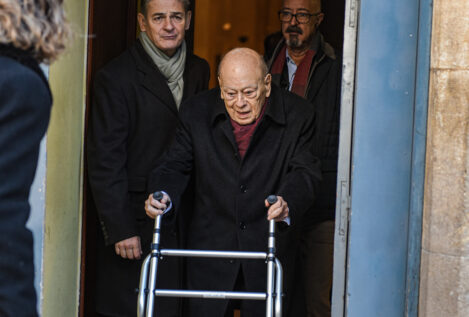 El médico personal de Jordi Pujol ve «cruel» hacerle ir a Madrid pese a su estado de salud