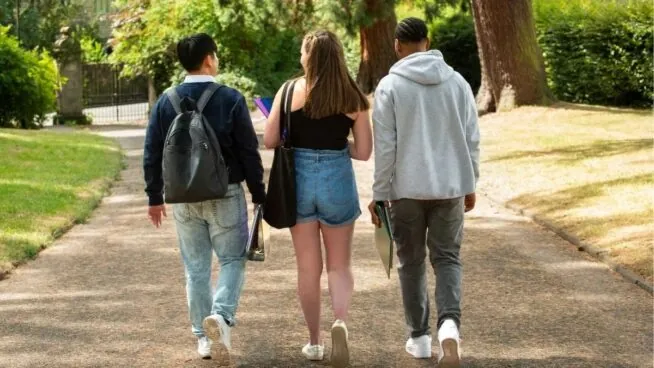 El 68% de los jóvenes está insatisfecho con la democracia y la mitad aboga por «mano dura»