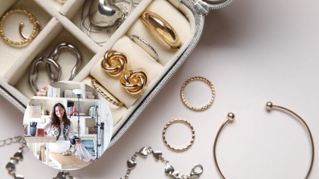 Alicia Iglesias, organizadora profesional, sobre cómo ordenar las joyas: «Cuelga los collares grandes en ganchos pequeños dentro de la puerta de tu armario»
