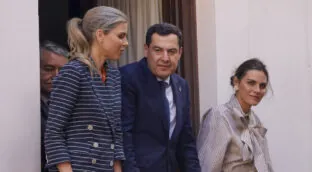 Juanma Moreno comparte anillo inteligente con el rey Juan Carlos: le ayuda con su «insomnio severo»