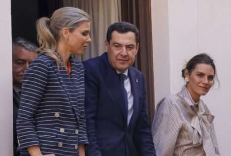 Juanma Moreno comparte anillo inteligente con el rey Juan Carlos: le ayuda con su «insomnio severo»