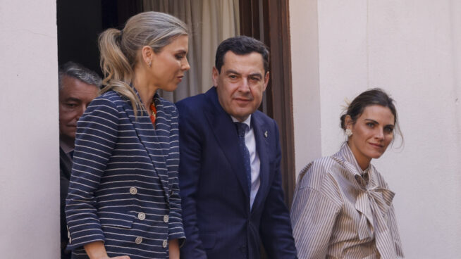 Juanma Moreno comparte anillo inteligente con el rey Juan Carlos: le ayuda con su «insomnio severo»