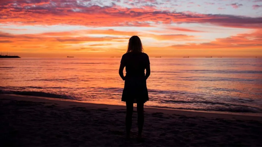 karen-horney-felicidad-mujer-playa