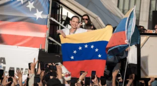 La Embajada de Venezuela pide disculpas por el «fuera la mona» de Carlos Baute en Sol