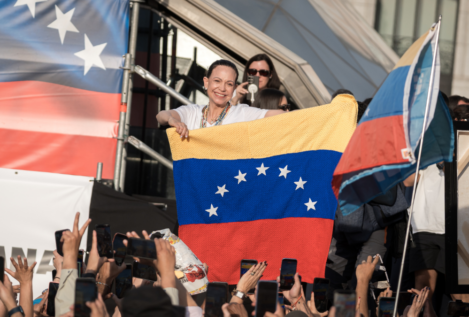 La Embajada de Venezuela pide disculpas por el «fuera la mona» de Carlos Baute en Sol