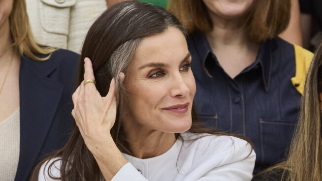 Letizia muestra sus canas como nunca antes y tiene una razón: «Es símbolo de madurez»