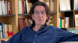 Luc Ferry (75), filósofo francés: «La búsqueda de felicidad en la modernidad pasa por encontrar sentido fuera de las antiguas estructuras religiosas»