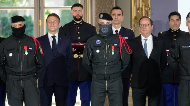 Macron condecora a los que intervinieron en el ataque yihadista contra la sala Bataclan