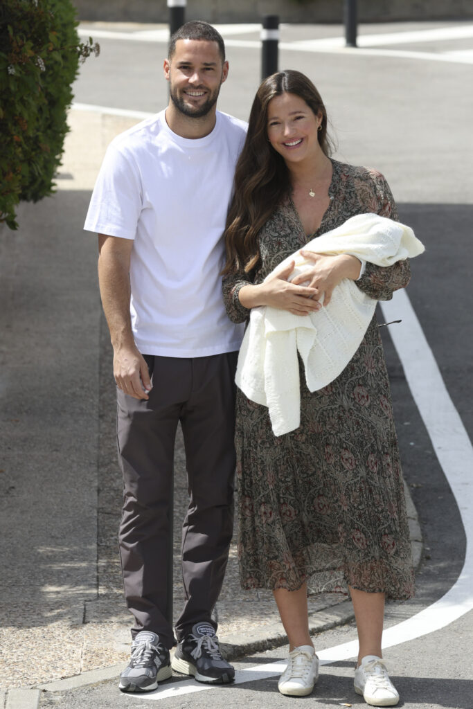 Malena Costa y Mario Suárez posan con Margot