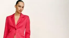 Zara y Mango tienen el vaquero que combina con cualquier camisa y es el básico imprescindible de primavera: estiliza y nunca falla