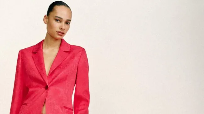 Zara y Mango tienen el vaquero que combina con cualquier camisa y es el básico imprescindible de primavera: estiliza y nunca falla
