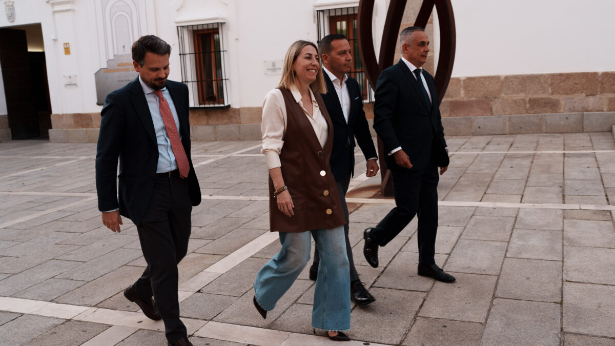 Así se negoció el pacto PP-Vox: Guardiola sentada en la mesa y el aborto en el cajón