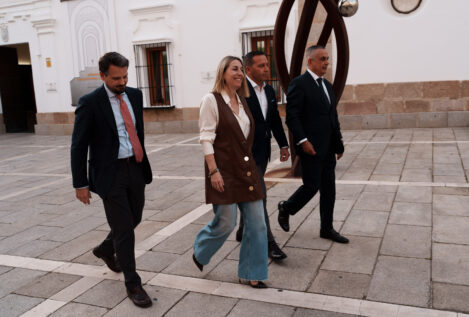 Así se negoció el pacto PP-Vox: Guardiola sentada en la mesa y el aborto en el cajón