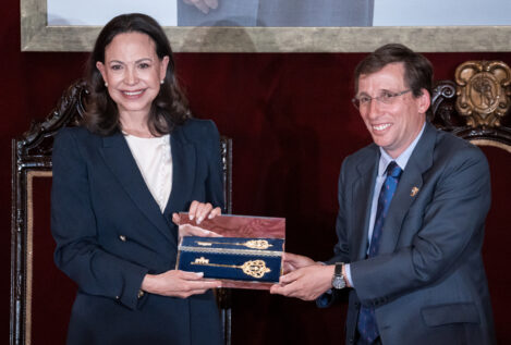 Almeida le entrega a Machado la Llave de Oro de Madrid: «Es la mejor opción para Venezuela»