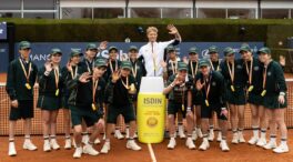 Isdin renueva su rol como Fotoprotector Oficial del Godó y conciencia a los 'ballkids' junto a Martín Landaluce