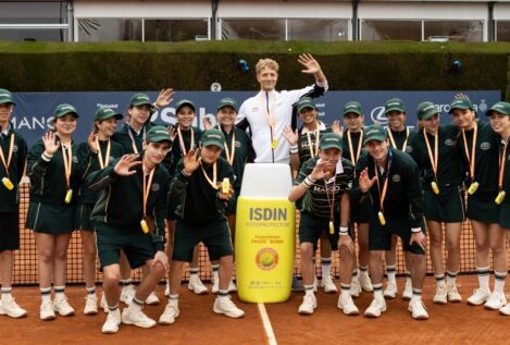 Isdin renueva su rol como Fotoprotector Oficial del Godó y conciencia a los 'ballkids' junto a Martín Landaluce