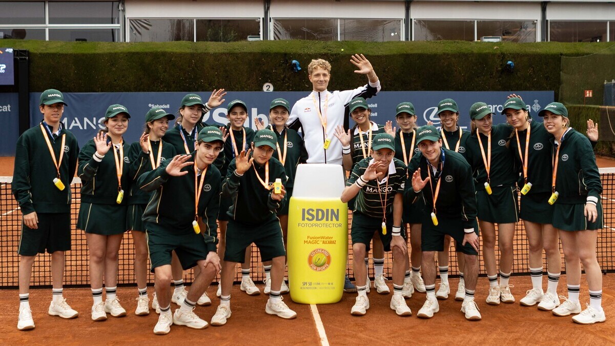 Isdin renueva su rol como Fotoprotector Oficial del Godó y conciencia a los ‘ballkids’ junto a Martín Landaluce