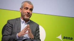 La revuelta en los aeropuertos complica la reelección de Maurici Lucena al frente de AENA