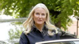 La princesa Mette-Marit reaparece en público con un dispositivo de respiración asistida