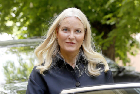 La princesa Mette-Marit reaparece en público con un dispositivo de respiración asistida