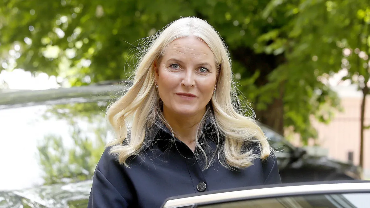 La princesa Mette-Marit reaparece en público con un dispositivo de respiración asistida