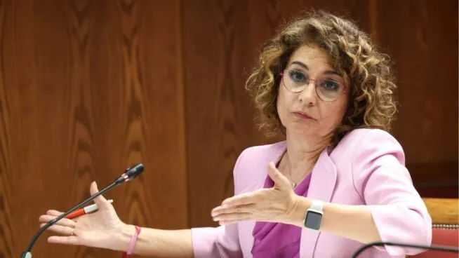 Montero y la cúpula de la SEPI se enfrentan por los rescates de Plus Ultra y Air Europa