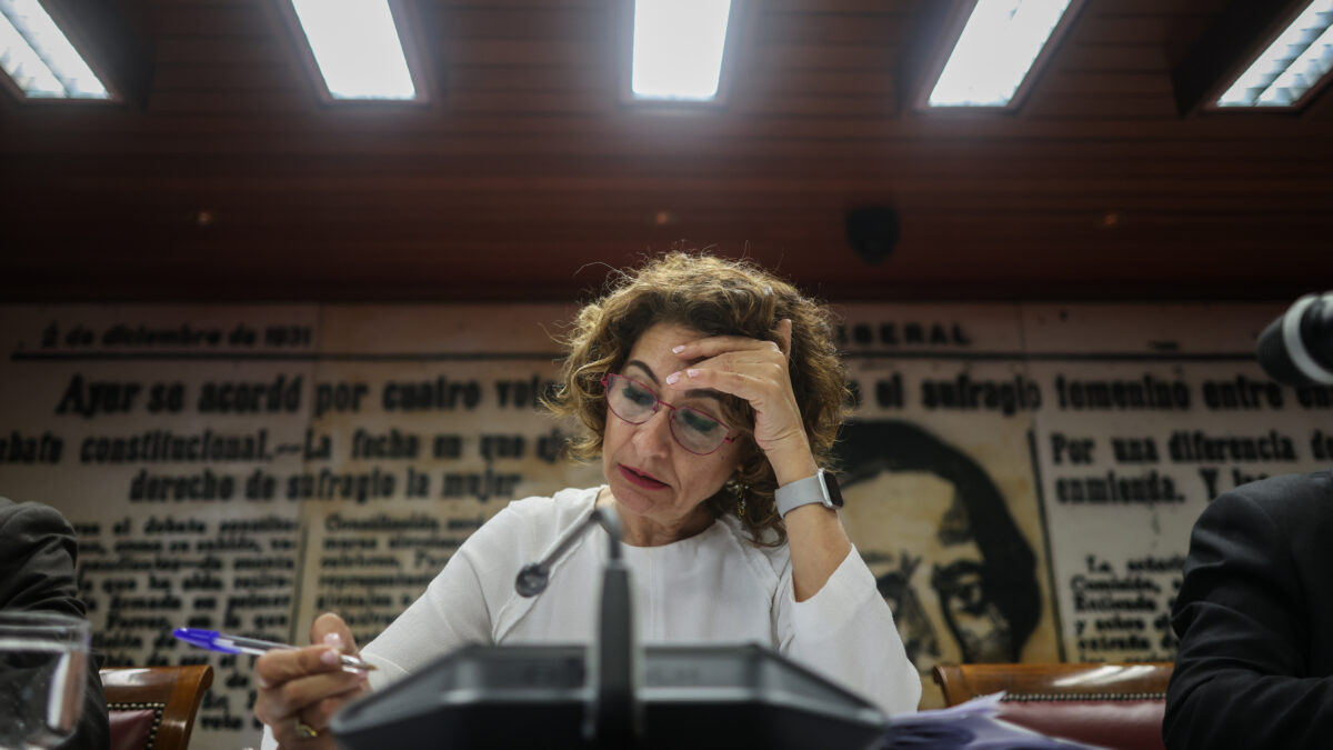 La Junta Electoral Central obliga a María Jesús Montero a comparecer en el Senado