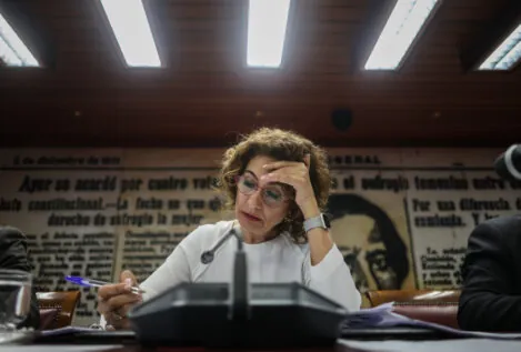 La Junta Electoral Central obliga a María Jesús Montero a comparecer en el Senado