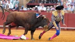 La terrible cogida a Morante de la Puebla en la Maestranza de Sevilla, en imágenes