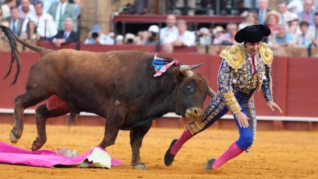 La terrible cogida a Morante de la Puebla en la Maestranza de Sevilla, en imágenes
